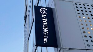 Een gebouw met een bord waarop 'LUXURIOUS INN' staat.