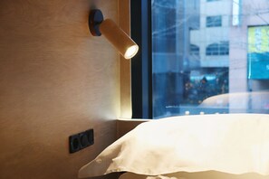 Dormitorio compartido básico, solo para mujeres, vistas a la ciudad | Wifi gratis y ropa de cama