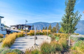 Property grounds - Stunning Okanagan Lake Views * Quiet Getaway (Kelowna)
