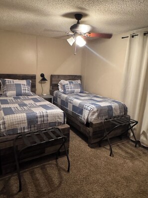 3 bedrooms, Internet, bed sheets - Steps from Lake Fork w/ private boat ramp access! (Emory)