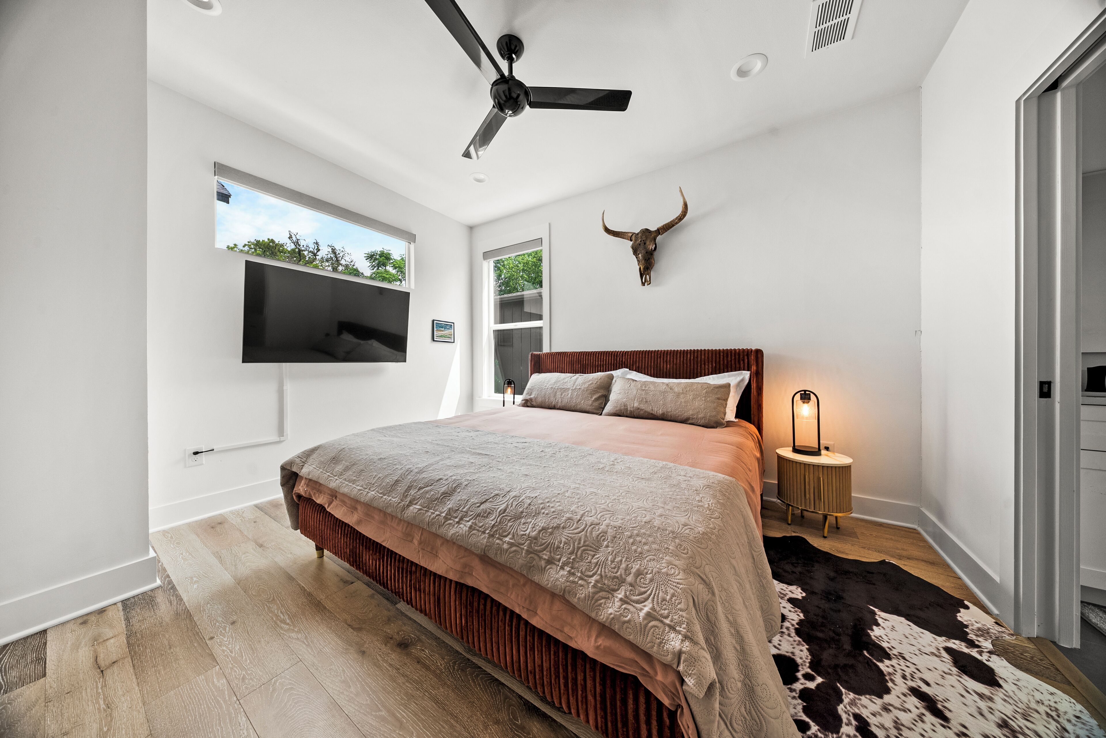 Longhorn Room: king bed, 55" TV and a quiet second-floor retreat.