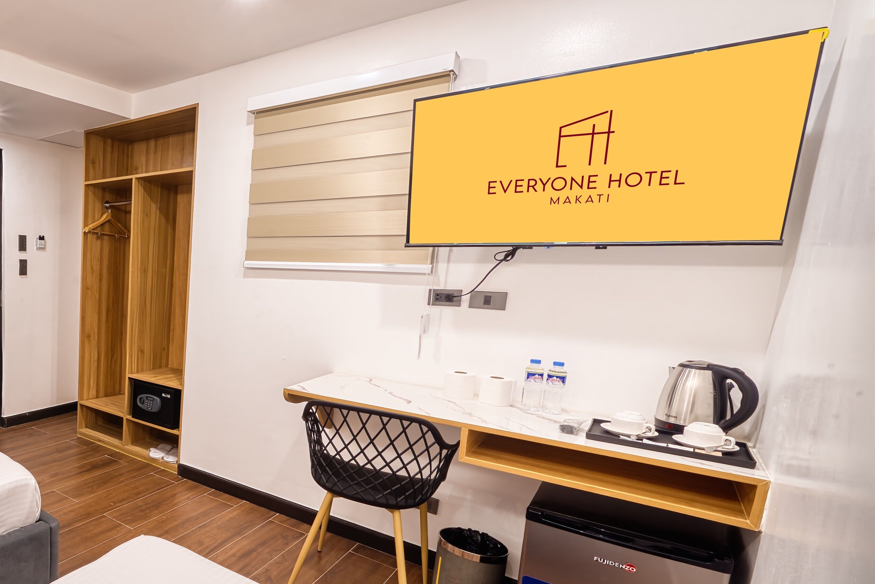 Twin Room | In-room safe, desk, laptop workspace, blackout curtains
