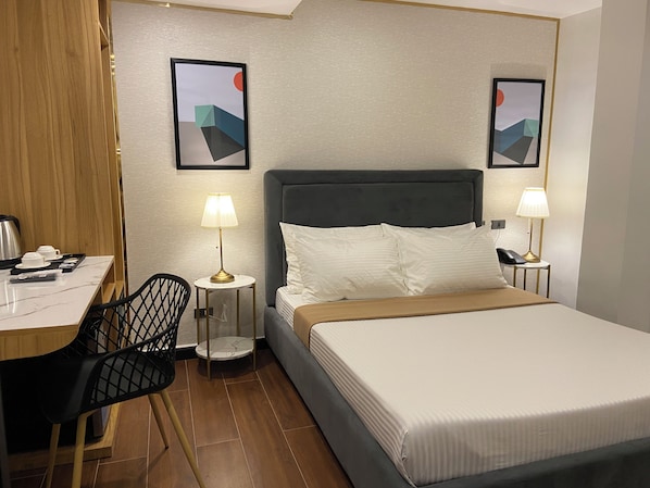 Deluxe Room | In-room safe, desk, laptop workspace, blackout curtains