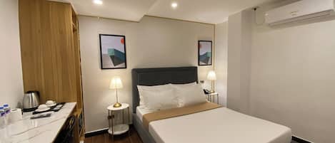 Deluxe Room | In-room safe, desk, laptop workspace, blackout drapes