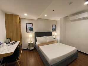 In-room safe, desk, laptop workspace, blackout curtains - Everyone Hotel (Makati City)