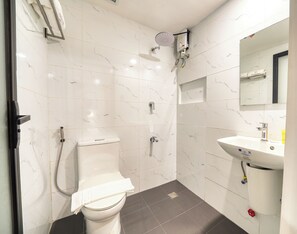 Shower, slippers, towels, soap - Everyone Hotel (Makati City)