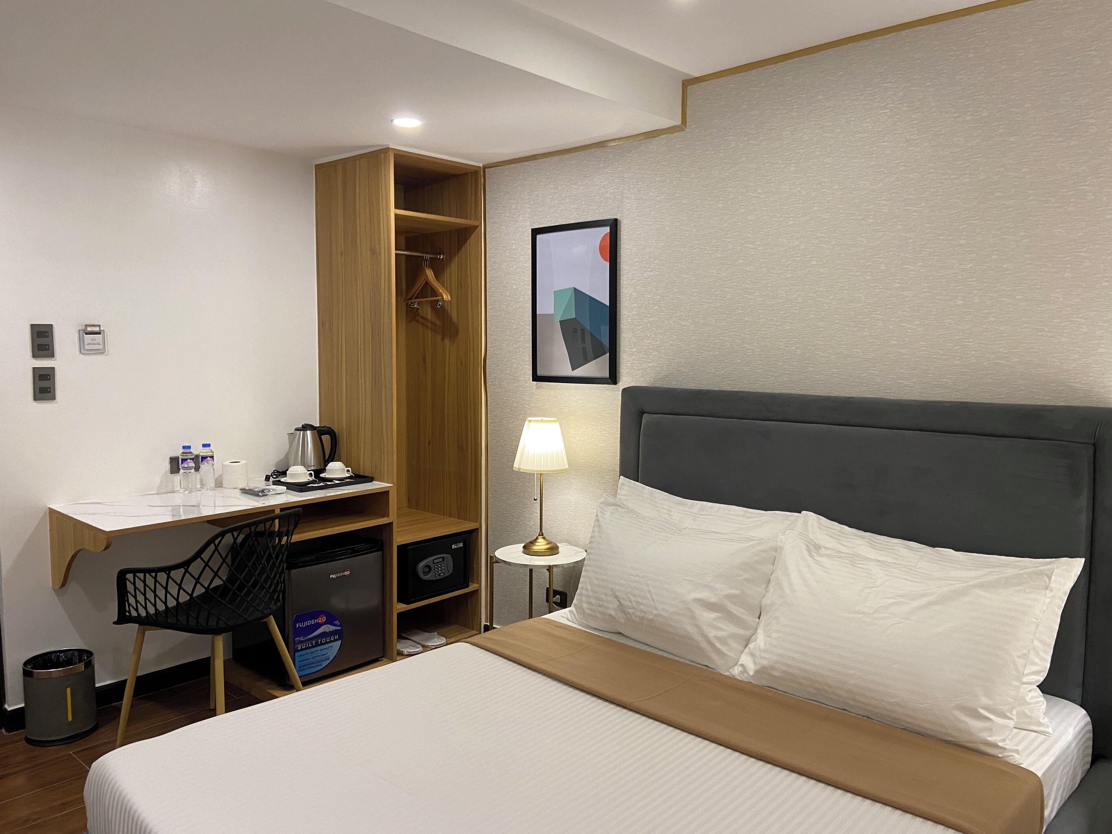 Deluxe Room | Peti besi dalam bilik, meja, ruang kerja komputer riba 