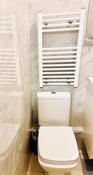 Bathroom - Studio Sleeps 2 with Shared Hot Tub (London)