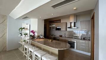 Stovetop, cookware/dishes/utensils