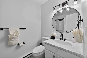 Hair dryer, towels, soap, shampoo - Lakefront Sports Zone - Basketball Court, Hot Tub (Tobyhanna)