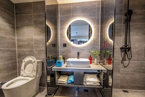 Chambre Double Confort, vue cour intérieure | Salle de bain | Douche, articles de toilette gratuits, sèche-cheveux