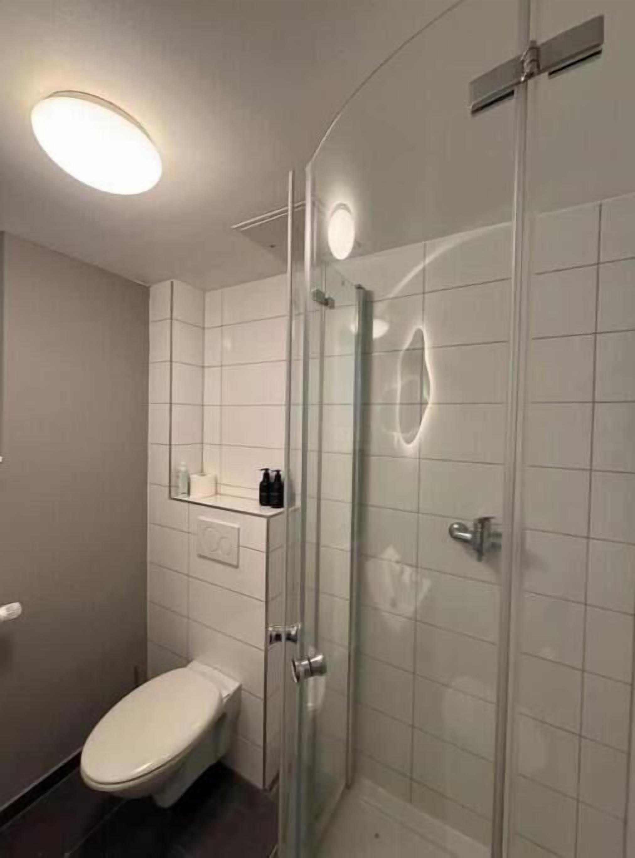 Dusche, Handtücher, Seife, Toilettenpapier