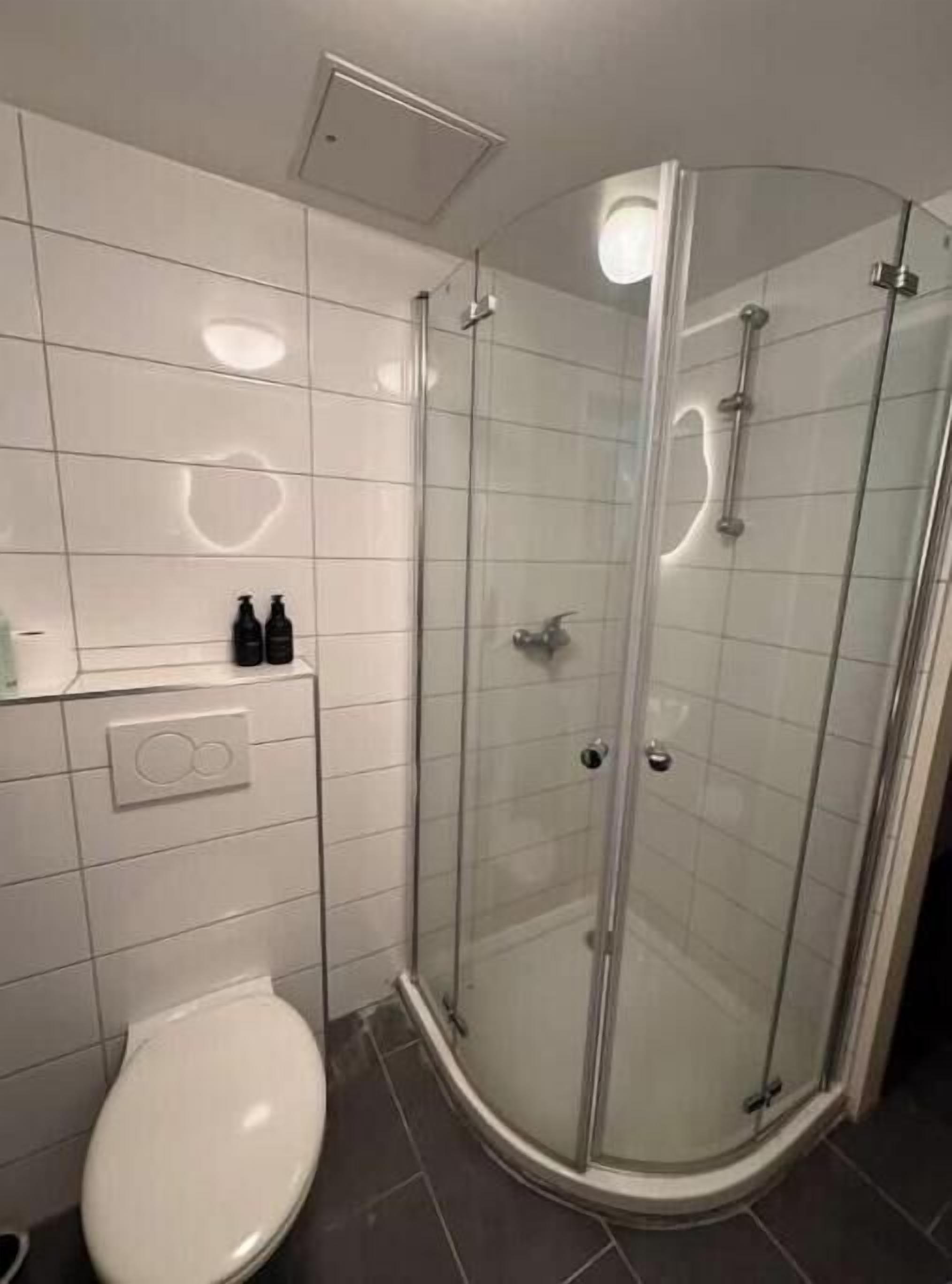 Dusche, Handtücher, Seife, Toilettenpapier