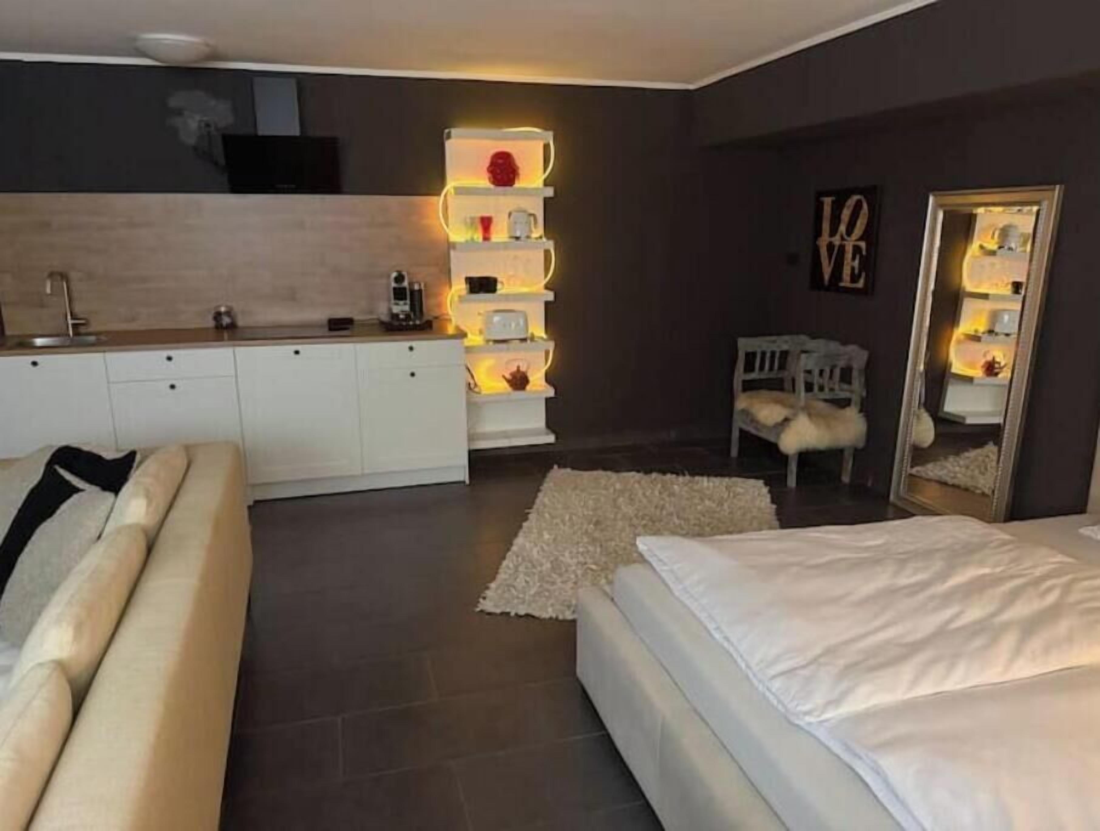 Tabla de planchar con plancha y ropa de cama 