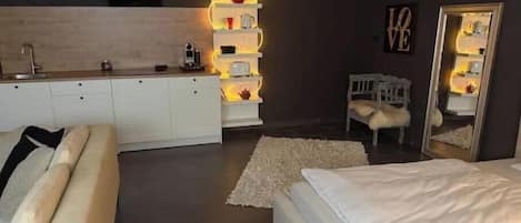 Iron/ironing board, bed sheets
