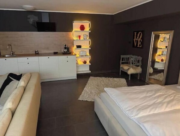Iron/ironing board, bed sheets