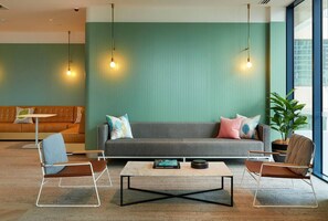 TV - Sunbathed Sky-High 3 bed Hideaway (Melbourne)