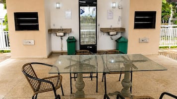 Apartment | Outdoor dining