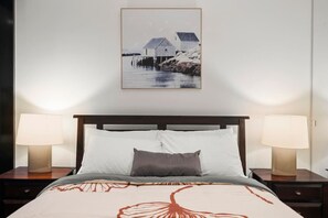 Desk, iron/ironing board, travel cot, WiFi - Lofty Oriental Oasis - 3bed 2bth 1car Pool & Gym (Southbank)