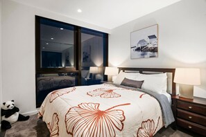 Desk, iron/ironing board, travel cot, WiFi - Lofty Oriental Oasis - 3bed 2bth 1car Pool & Gym (Southbank)