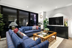 TV - Lofty Oriental Oasis - 3bed 2bth 1car Pool & Gym (Southbank)