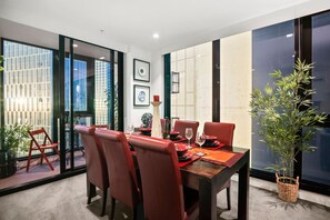 Dining - Lofty Oriental Oasis - 3bed 2bth 1car Pool & Gym (Southbank)