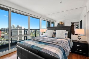 Desk, iron/ironing board, WiFi, bed sheets - Triple Aspect Views - from the City to the Sea (Southbank)