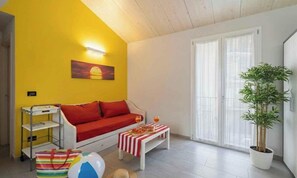 TV - Holiday apartment with air conditioning and Internet (Imperia)