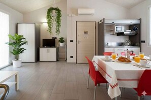Dining - Holiday apartment with air conditioning and Internet (Imperia)