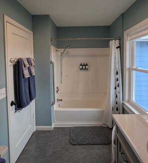 Bathroom - Charming 3-bedroom house in adorable Lawrence with AC (Lawrence)