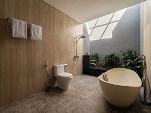 Villa, Poolblick | Badezimmer