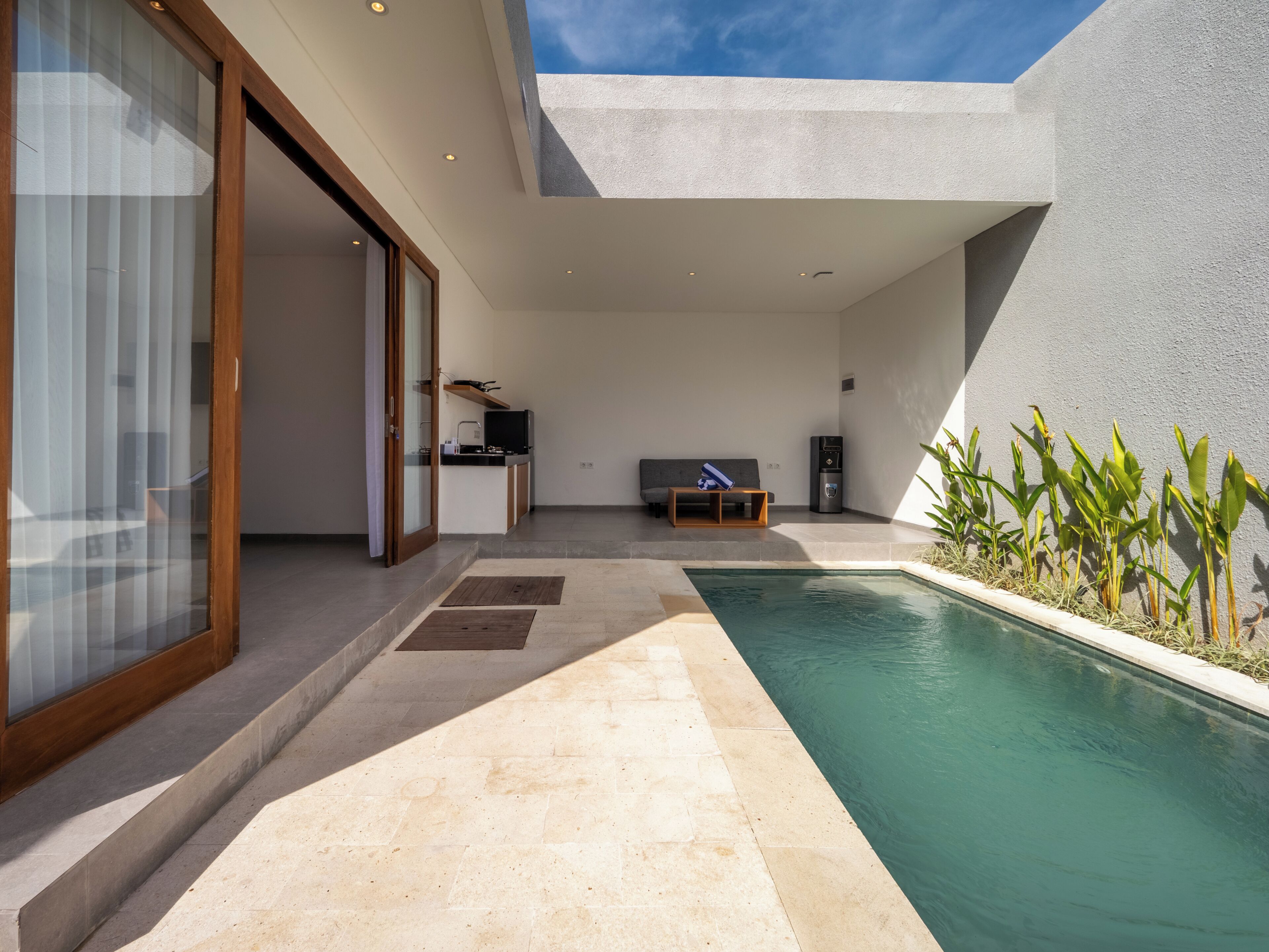Una piscina al aire libre