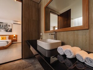 Villa, Poolblick | Badezimmer | Kostenlose Toilettenartikel, Hausschuhe, Handtücher