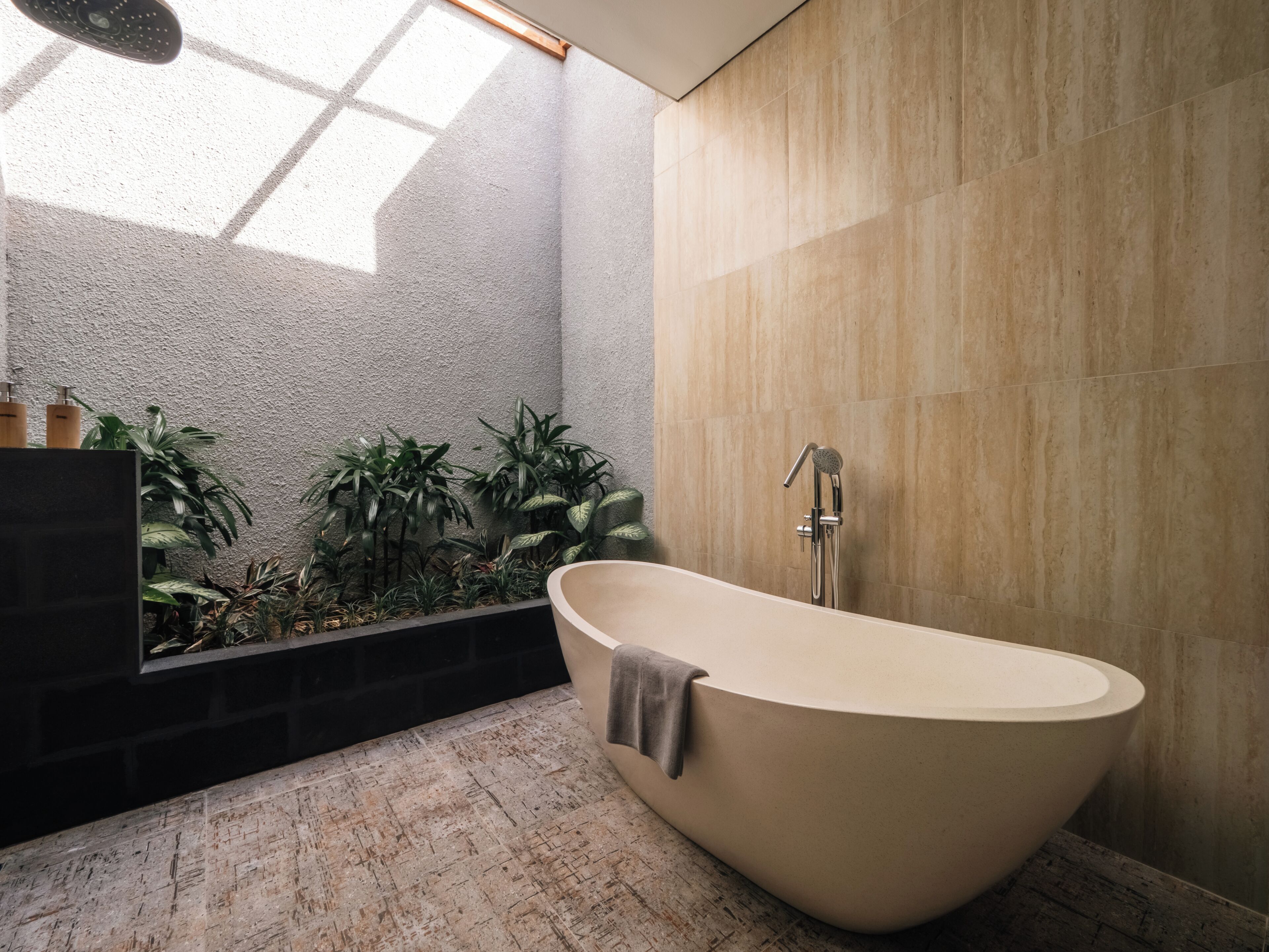 Villa, Poolblick | Badezimmer | Kostenlose Toilettenartikel, Hausschuhe, Handtücher