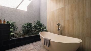 Villa, Poolblick | Badezimmer | Kostenlose Toilettenartikel, Hausschuhe, Handtücher