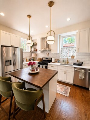 Private kitchen - Walk to Tower Grove Park-Backyard, Grill, Garage + Walkable Dining- Sleeps 9 (St. Louis)