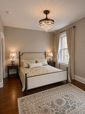 Room - Walk to Tower Grove Park-Backyard, Grill, Garage + Walkable Dining- Sleeps 9 (St. Louis)