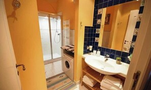 Bathroom - Holiday apartment with balcony and internet (Imperia)