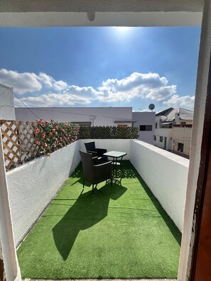 Standard Room, 1 King Bed, Balcony | Outdoor dining - Forest Hostel B&B (Santiago)