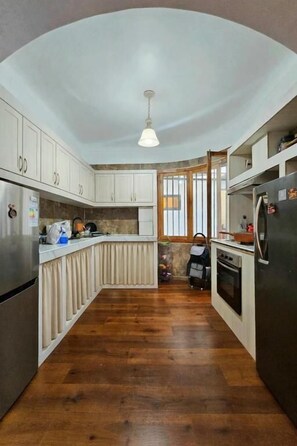 Full-sized fridge, microwave, oven, stovetop