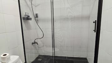 Comfort Suite, Patio | Bathroom | Shower, towels, soap, shampoo