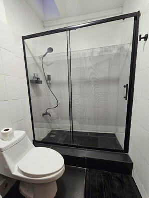 Comfort-Suite, Terrasse | Badezimmer | Dusche, Handtücher, Seife, Shampoo