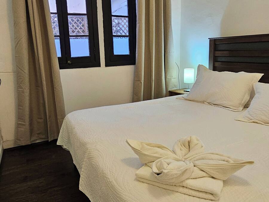 Luxe beddengoed, gratis wifi, individueel gedecoreerd