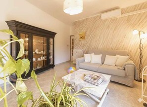 TV - Holiday apartment mit Klimaanlage und Balkon (Imperia)