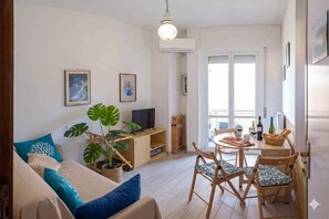 TV - Holiday apartment with air conditioning and balcony with sea view (Diano Marina)