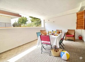 Outdoor dining - Holiday apartment with air conditioning, terrace and pool (Piani Paorelli)
