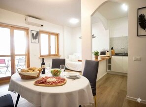 Dining - Holiday apartment with air conditioning, terrace and pool (Piani Paorelli)
