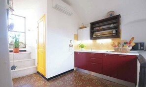 Fridge, microwave, oven, stovetop - Holiday apartment with air conditioning and roof terrace with sea view (Costarainera)