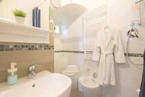 Bathroom - Holiday apartment with air conditioning and roof terrace with sea view (Costarainera)