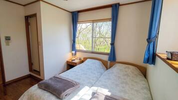 Basic Twin Room | Free WiFi, bed sheets